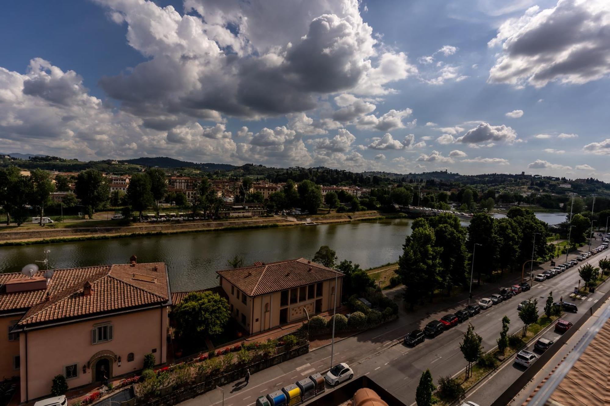 Columbus Urban Resort Florens Exteriör bild The Garonne river in Toulouse