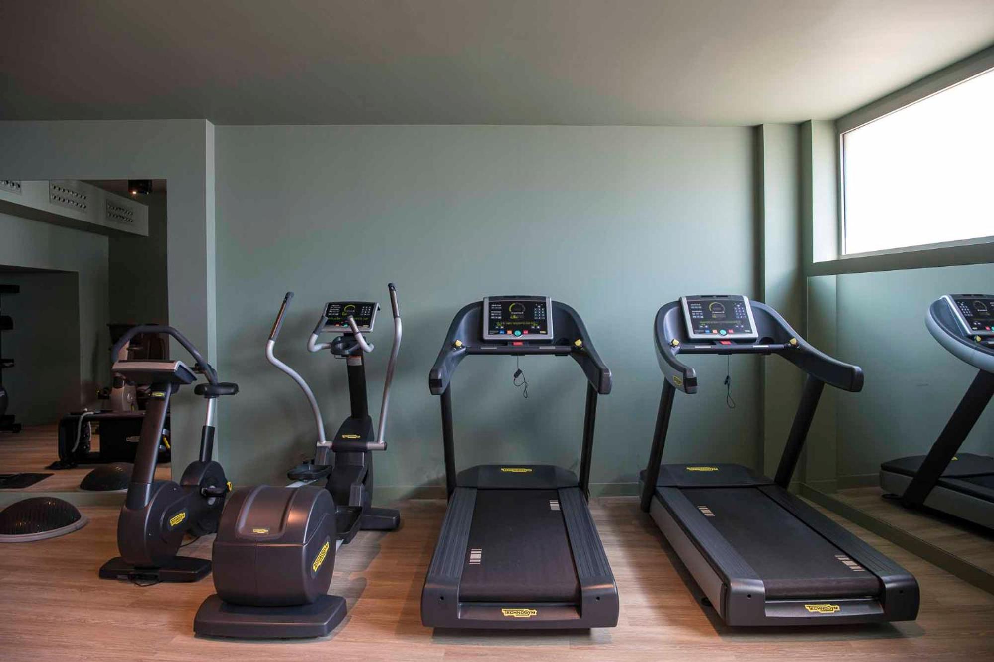 Columbus Urban Resort Florens Exteriör bild Elliptical trainer, treadmill and stationary bicycle