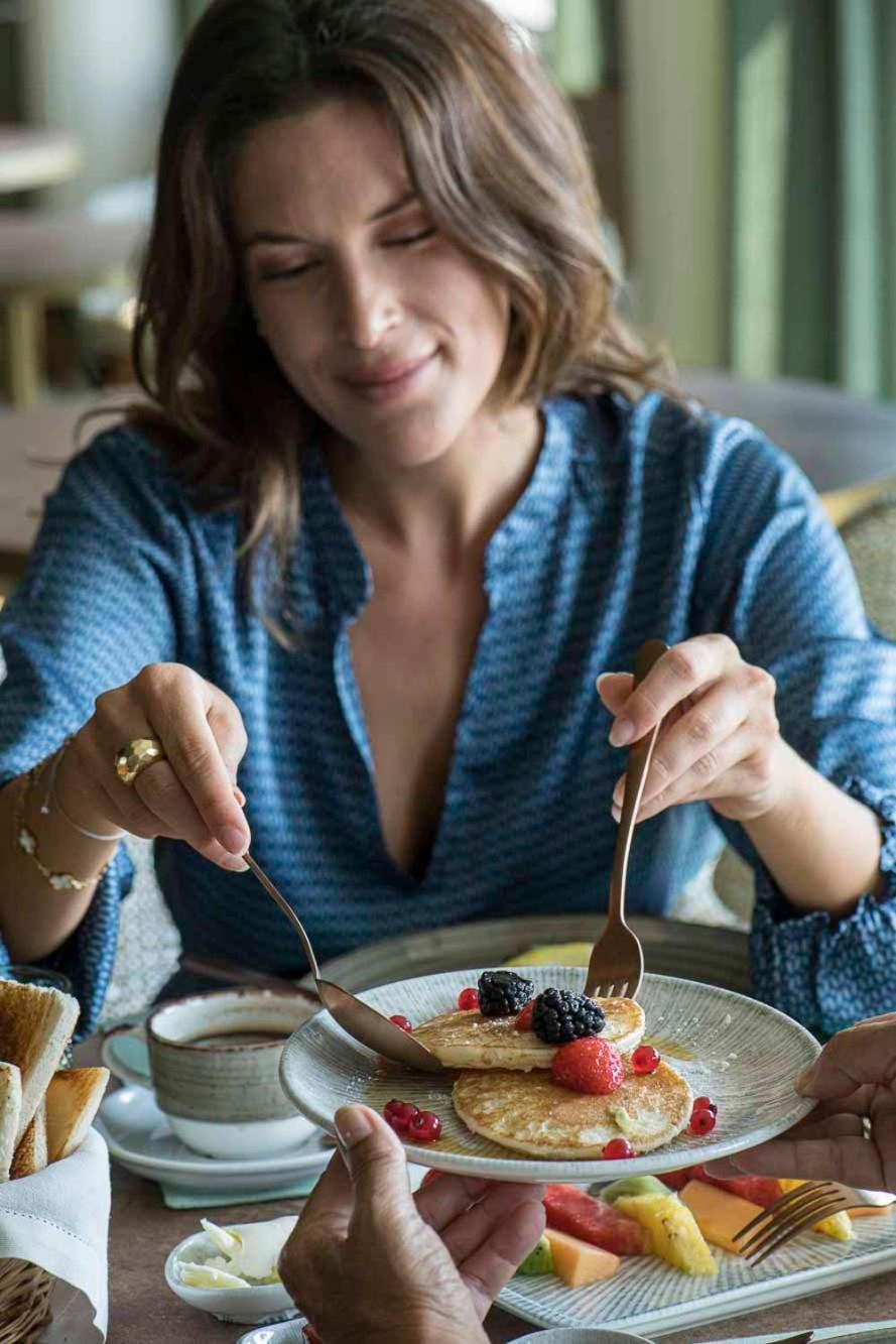 Columbus Urban Resort Florens Exteriör bild A woman eating with a knife and fork