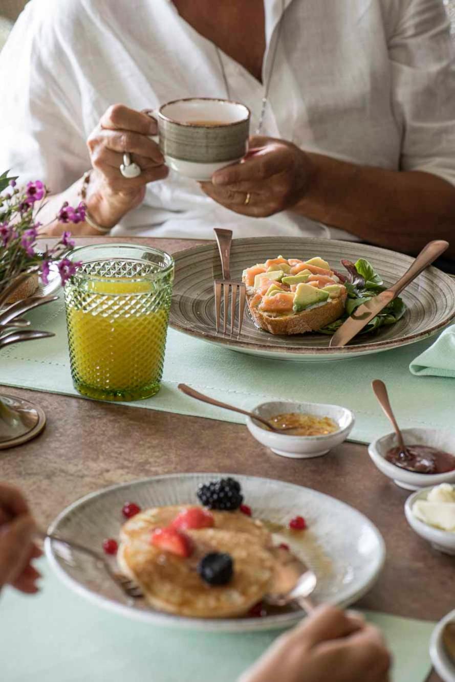 Columbus Urban Resort Florens Exteriör bild A breakfast table with a green juice