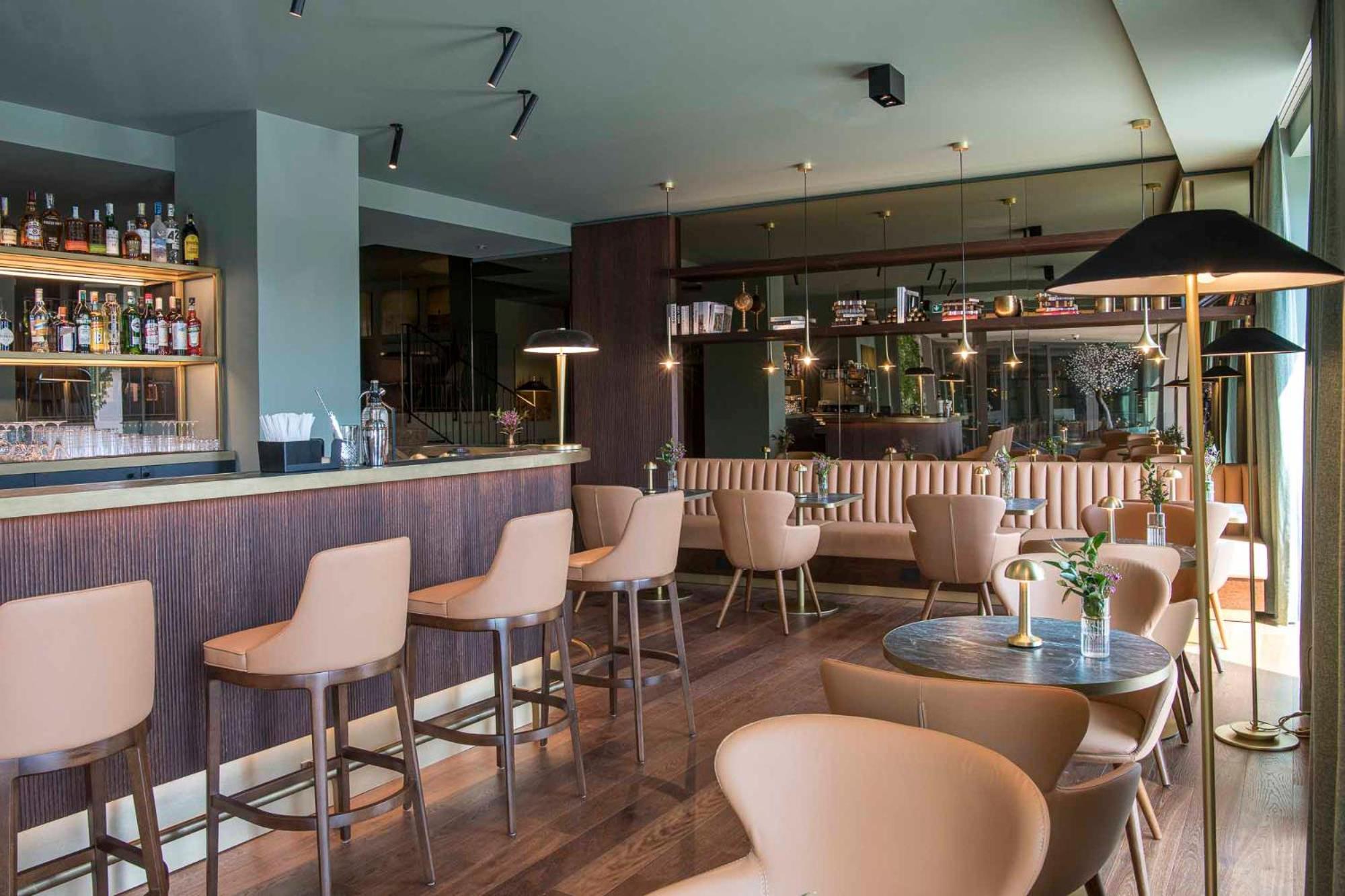 Columbus Urban Resort Florens Exteriör bild The bar at the hotel