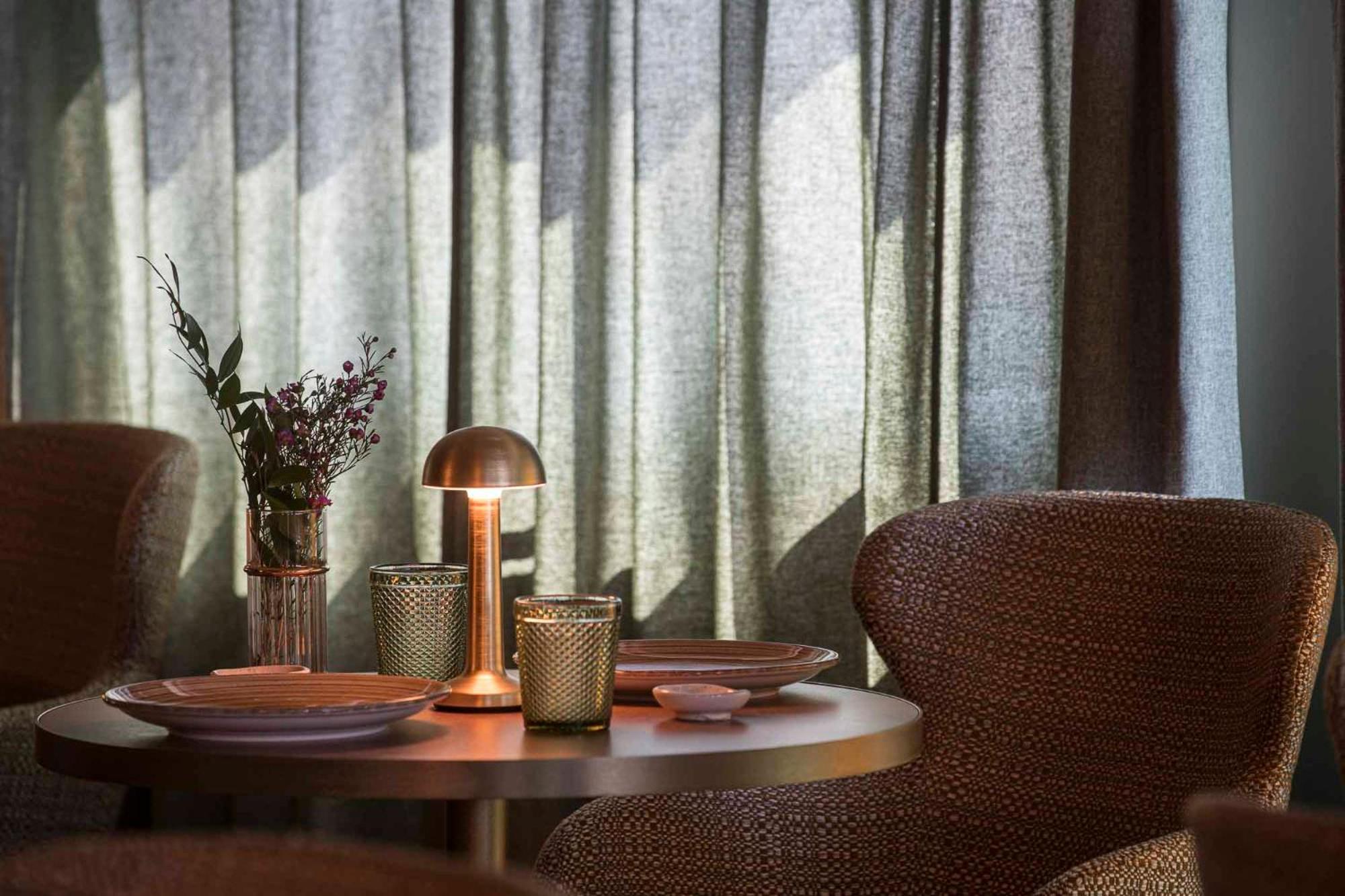 Columbus Urban Resort Florens Exteriör bild Bellhop lamp