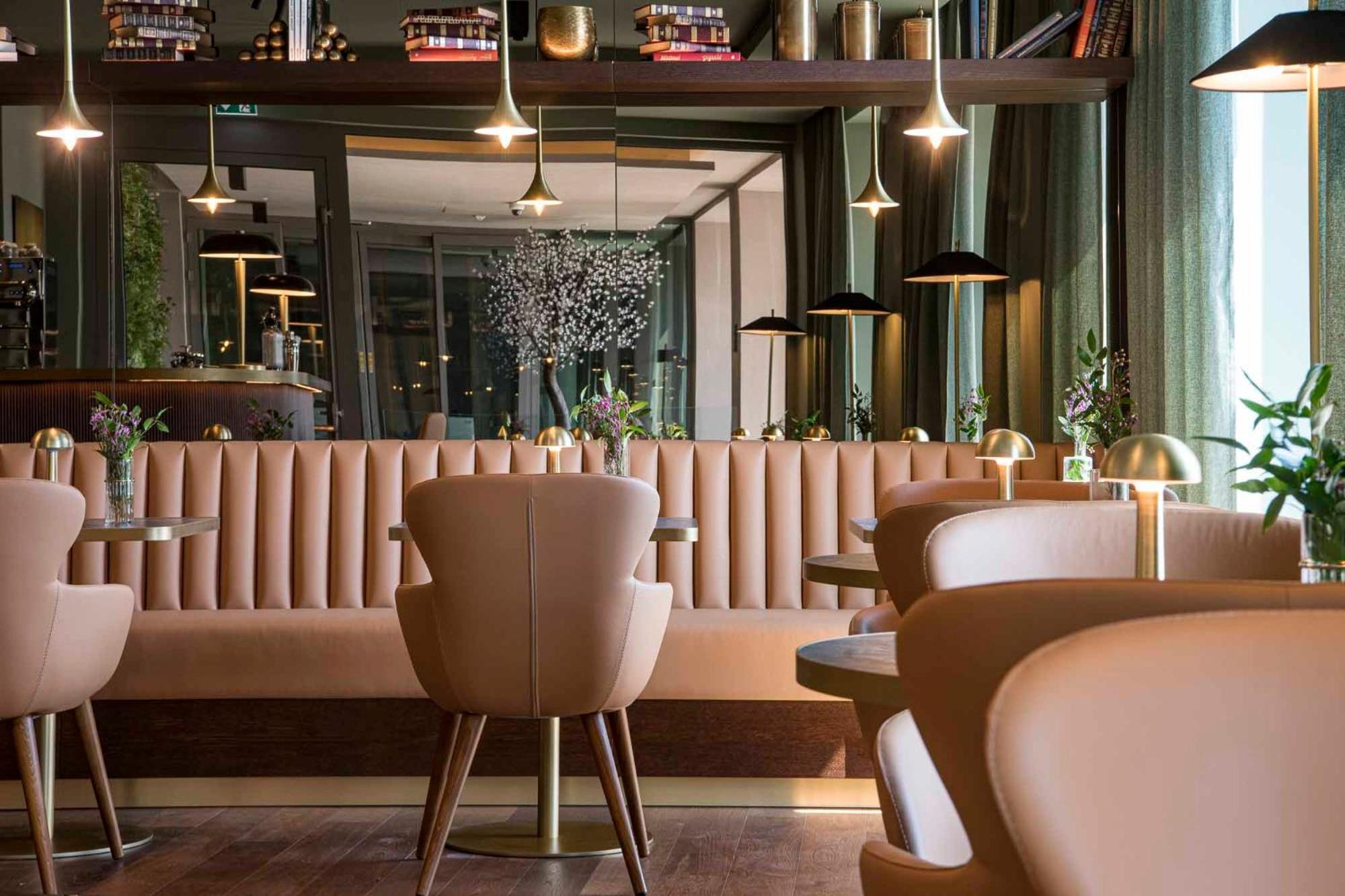 Columbus Urban Resort Florens Exteriör bild The interior of the restaurant