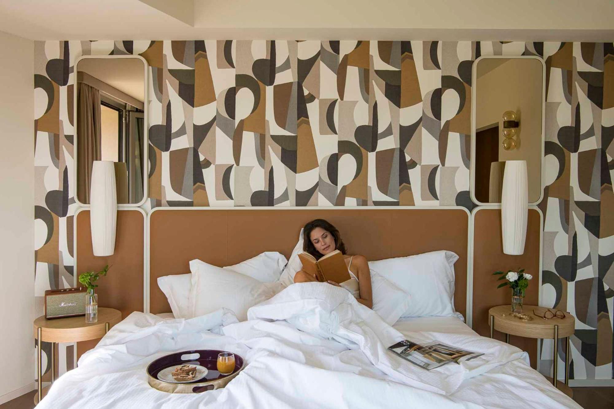 Columbus Urban Resort Florens Exteriör bild A guest in a bedroom at the hotel