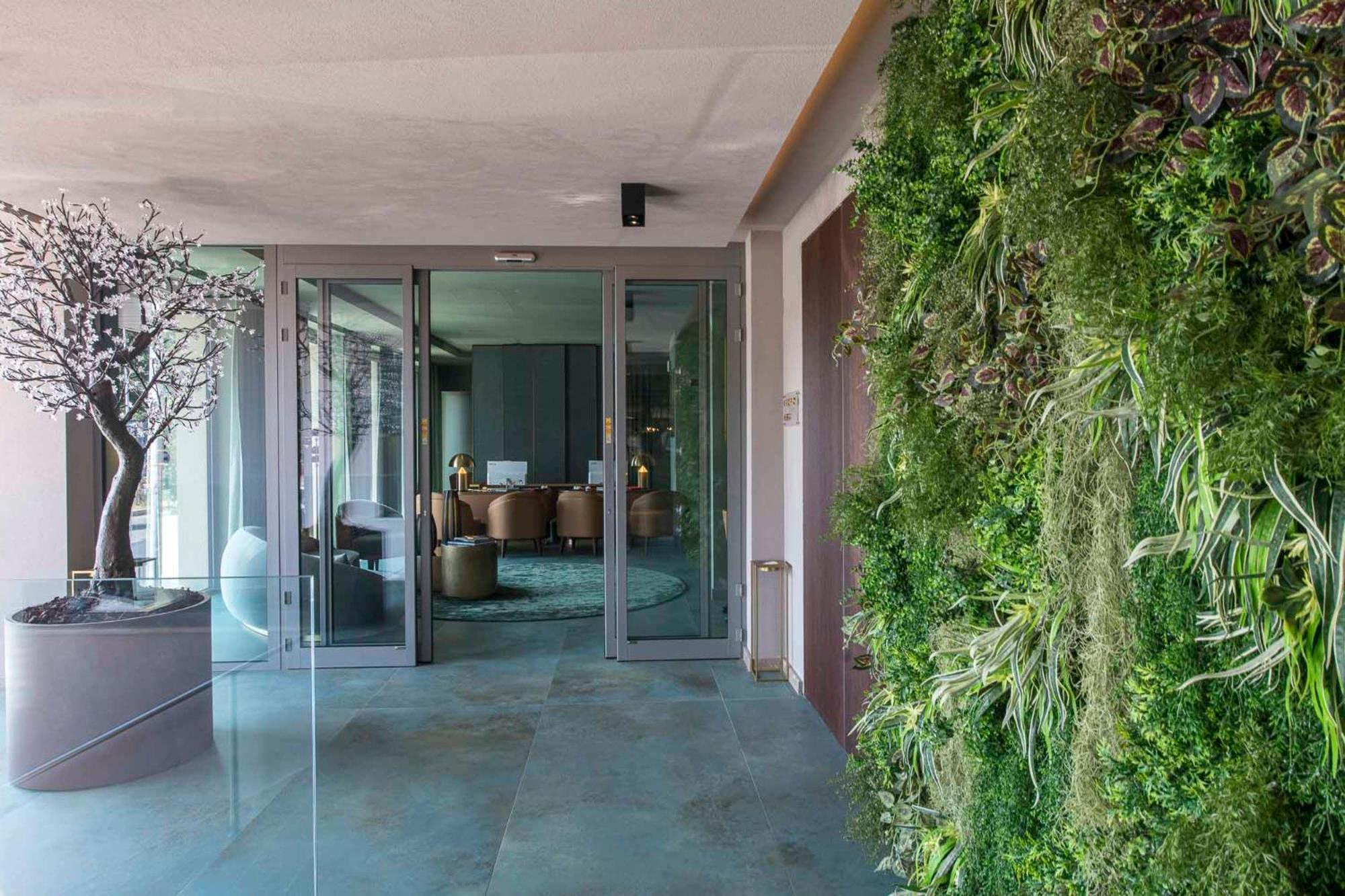 Columbus Urban Resort Florens Exteriör bild Living wall in a residential building