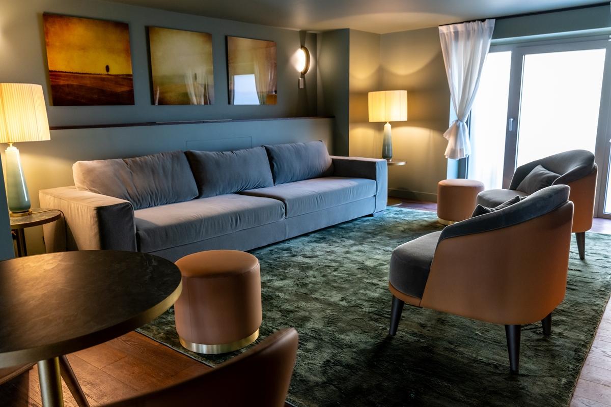 Columbus Urban Resort Florens Exteriör bild A living room in a private home