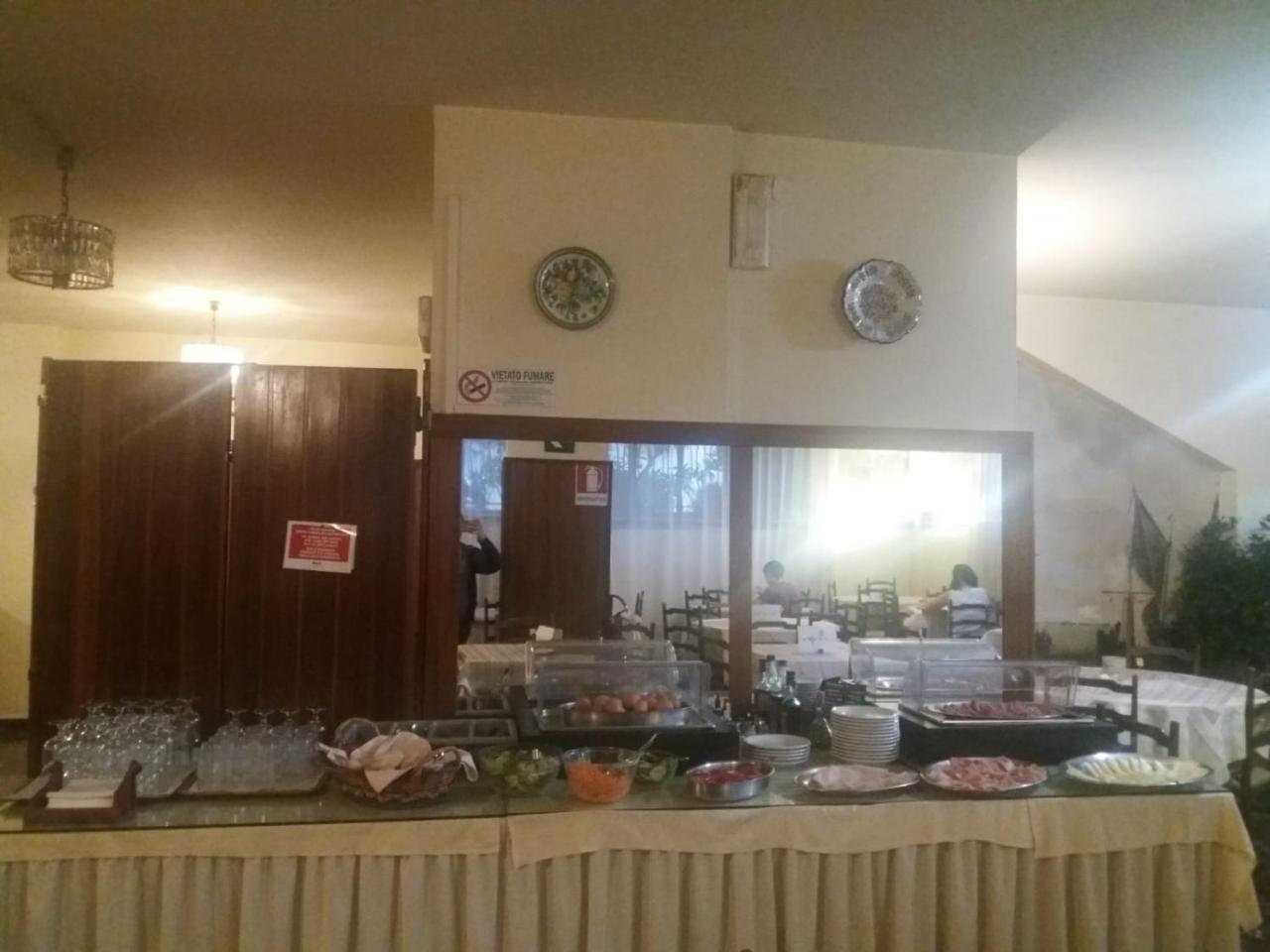 Columbus Urban Resort Florens Exteriör bild A buffet in a restaurant