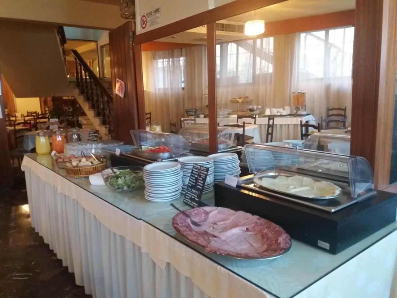 Columbus Urban Resort Florens Exteriör bild A buffet at a hotel