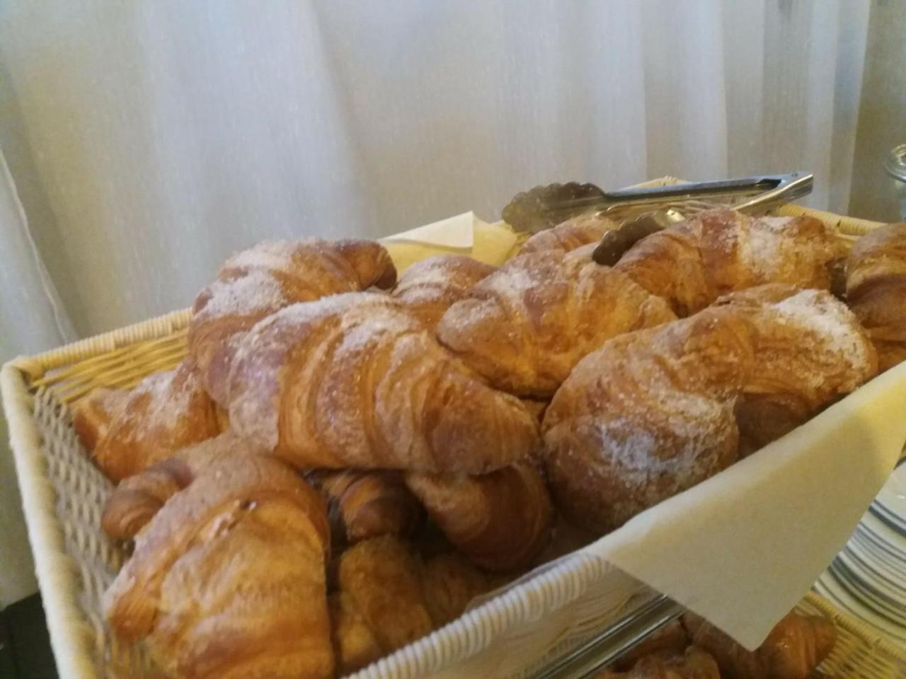Columbus Urban Resort Florens Exteriör bild Croissants