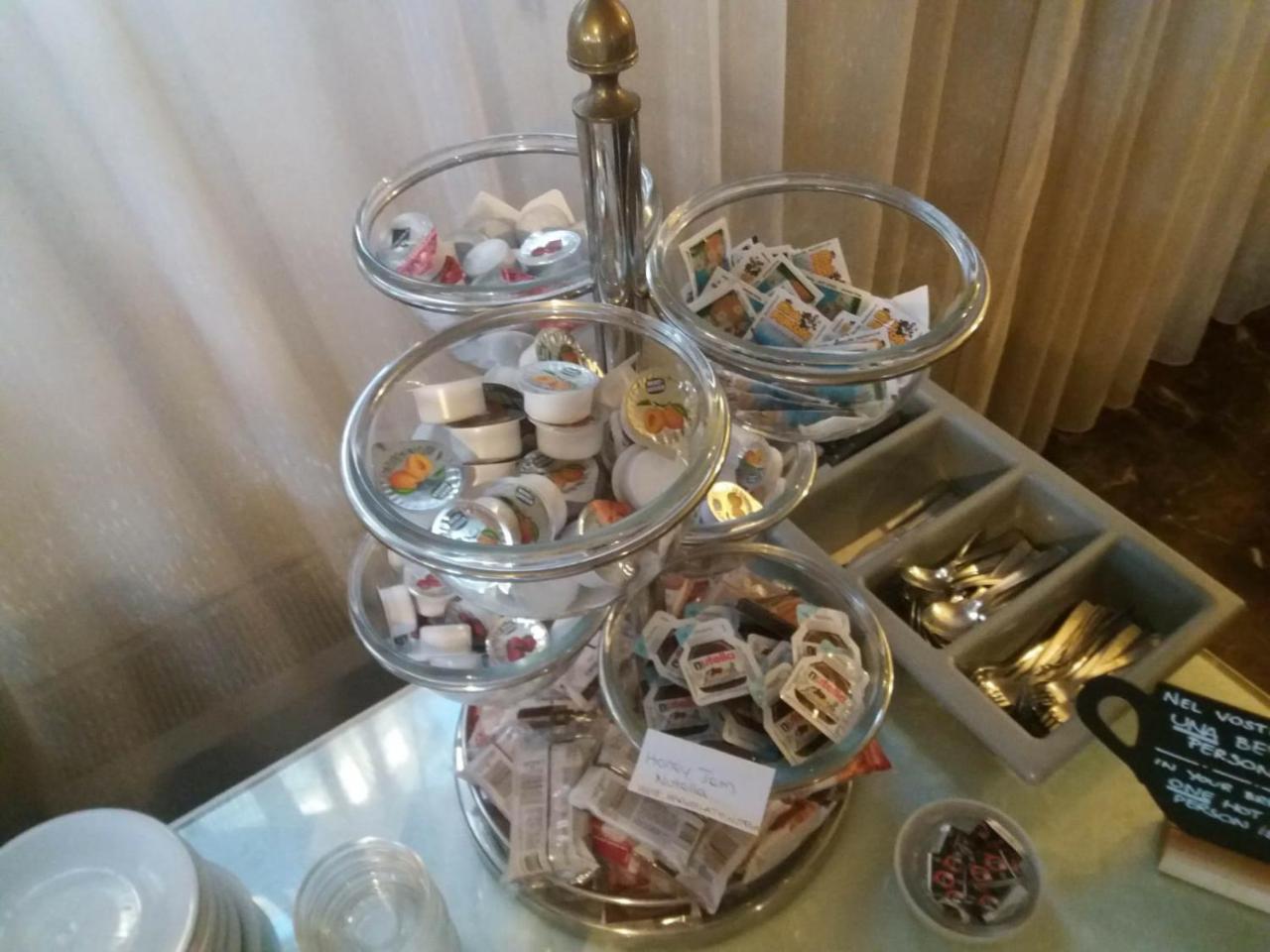 Columbus Urban Resort Florens Exteriör bild A tiered serving stand with various teas