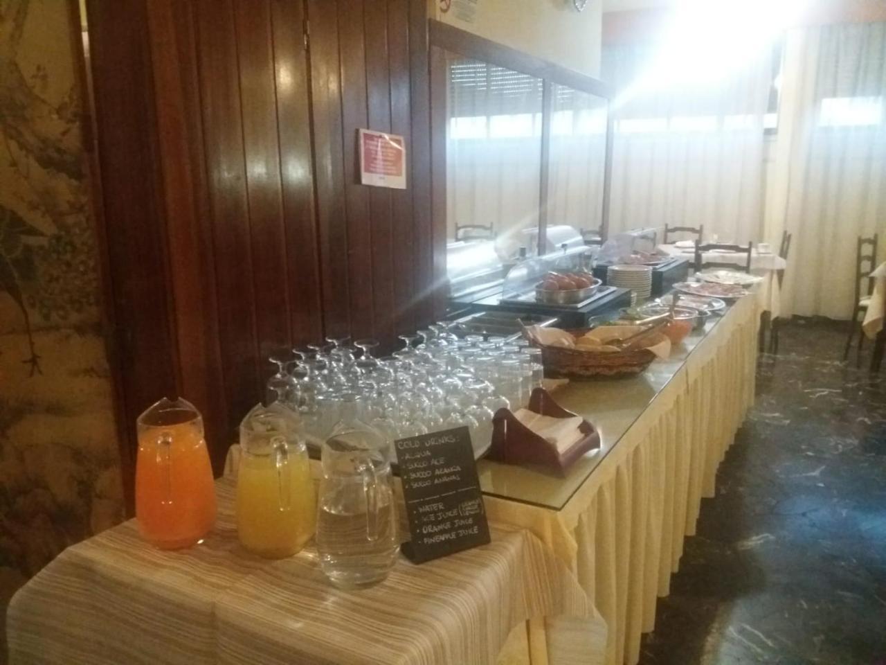 Columbus Urban Resort Florens Exteriör bild A buffet at a hotel