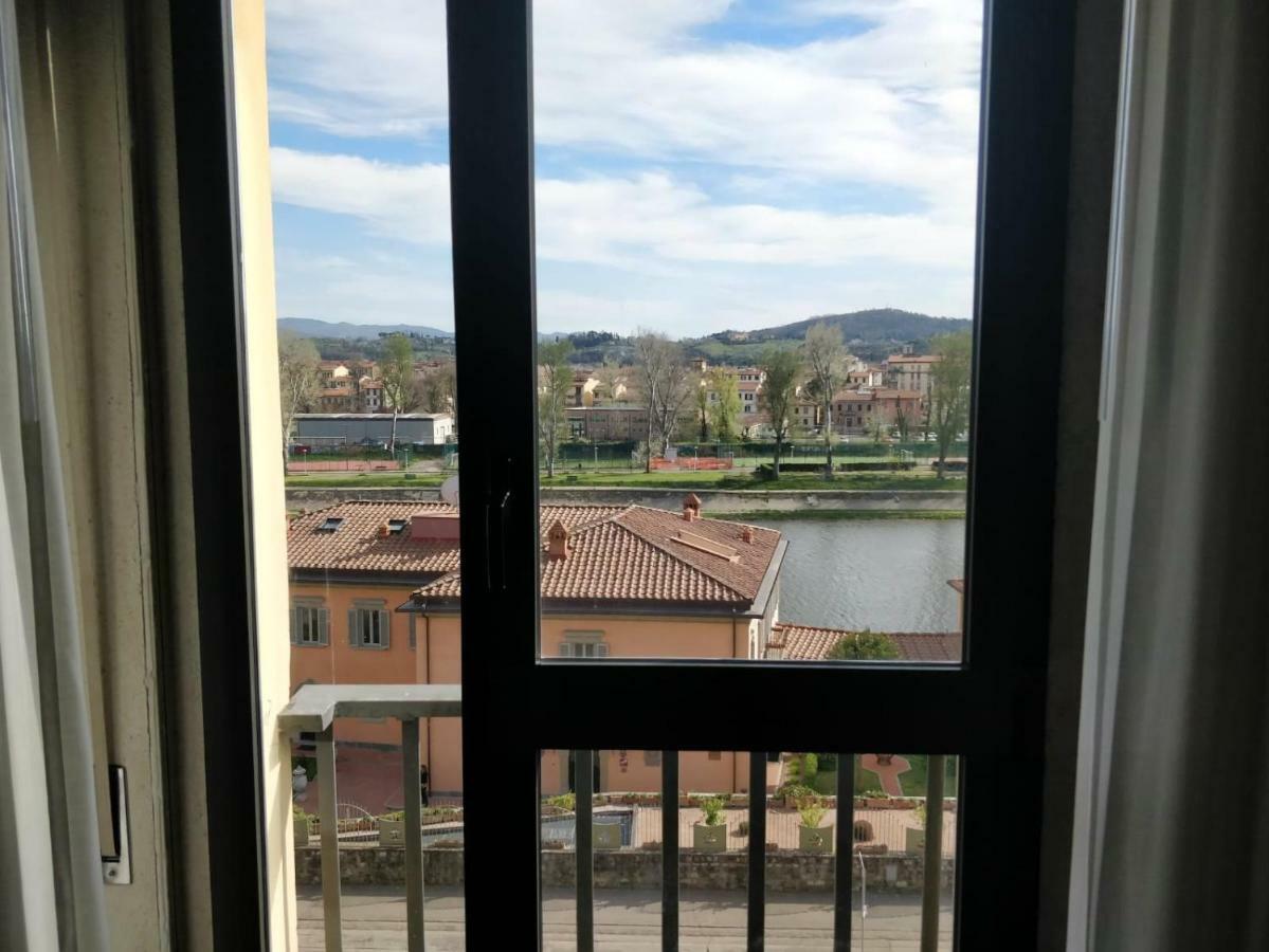 Columbus Urban Resort Florens Exteriör bild View of the river from a hotel in Prato