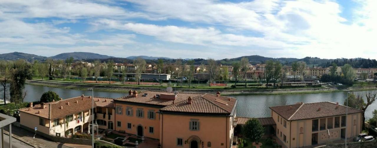 Columbus Urban Resort Florens Exteriör bild View of the Arno river from the tower of the Palazzo del Podestà